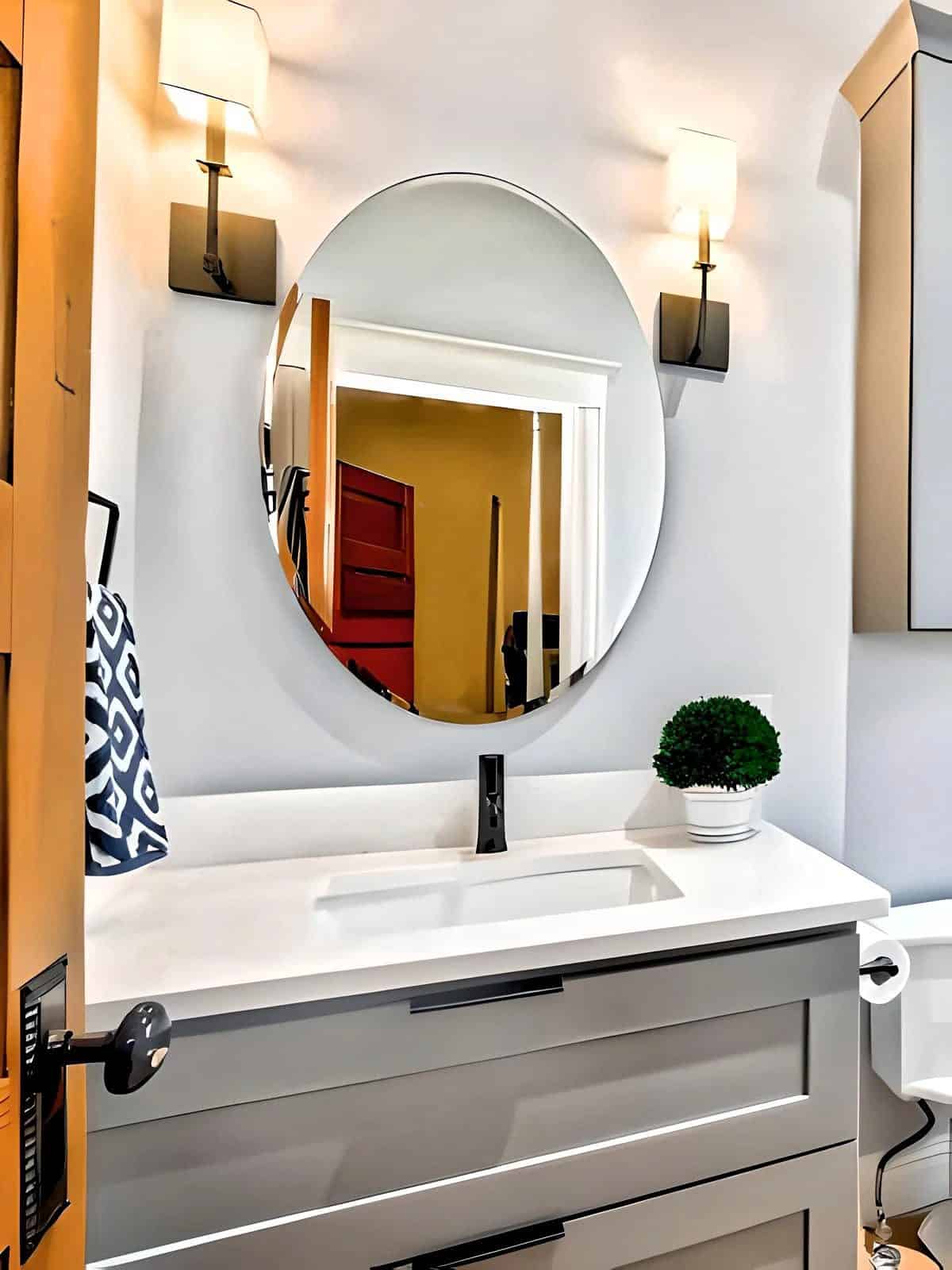 Circular_Lookin_Mirror.jpg